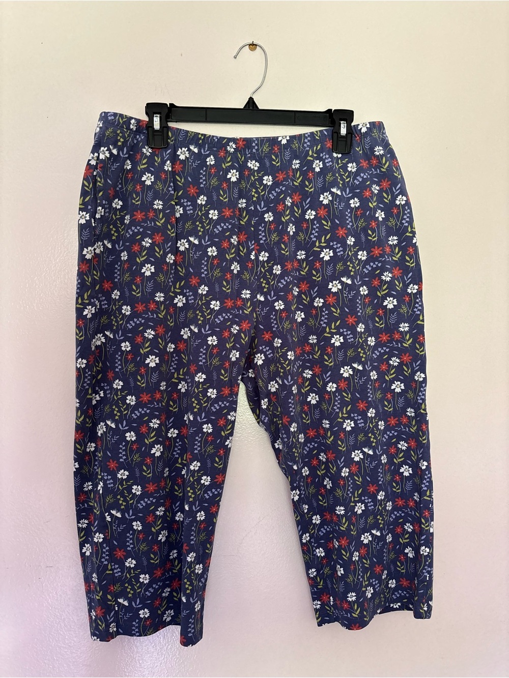 NorthStyle Navy Floral Pull-On Capri Pants